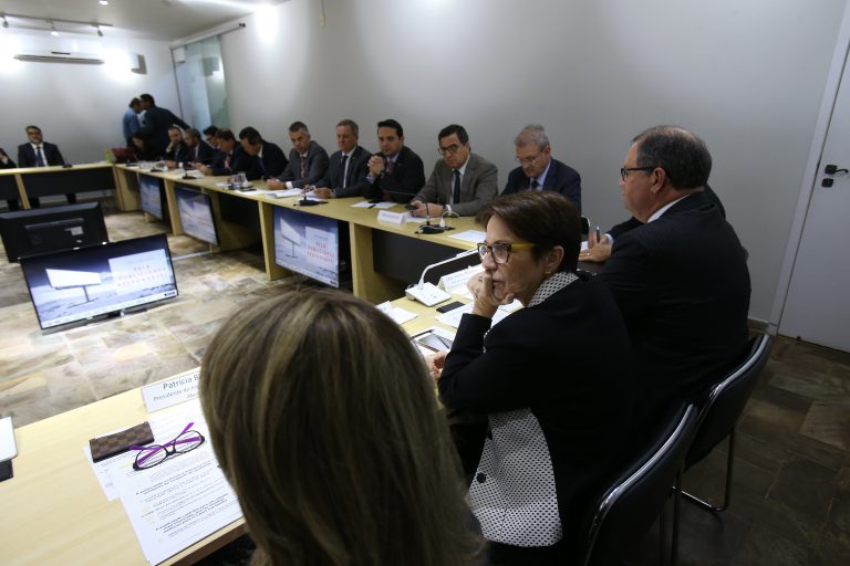 Raquel Cristina (centro) e Alceu Moreira (dir.) durante reunião da frente   Dida Sampaio / Estadão