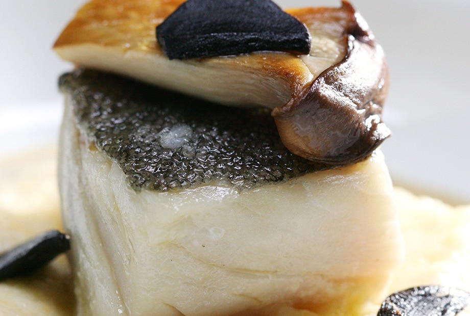 Bacalhau assado com polenta mantecata, cogumelos eringi e alho negro