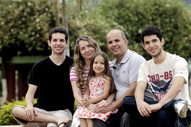 O casal Cleber de Andrade Nunes, de 48 anos, e Bernardeth Amorim Nunes, de 44 anos, com os filhos Davi (de camiseta preta), 19 anos, Jonatas, 18 anos, e Ana, 5 anos