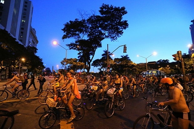 Ciclistas protestam nus pelas ruas do Rio