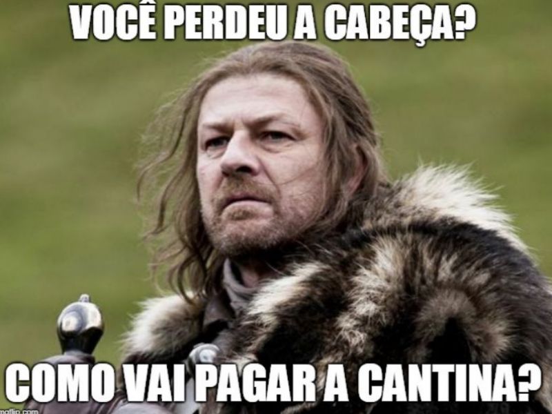 O personagem Ned Stark, da série de Game Of Thrones, aparece no meio da imagem. Ele está série e usa casaco de pele. O fundo é de grama verde. Há dois textos em cor branca na imagem. Na margem superior está escrito “Você perdeu a cabeça?” e na inferior “Como vou pagar a cantina?”.