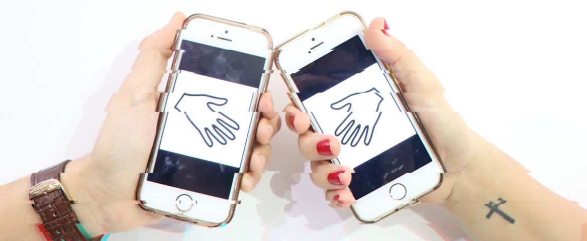 Duas mãos seguram dois celulares. Cada celular tem a imagem de uma mão, para representar que o relacionamento está cada vez mais digital. A imagem foi distorcida para gerar um efeito futurístico.
