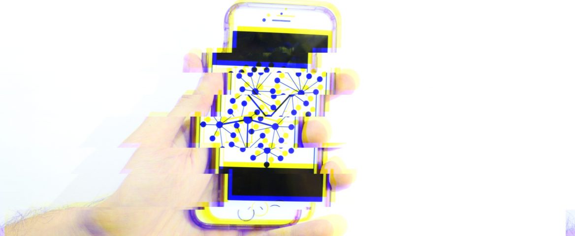Uma mão segura um celular com uma foto com o ícone de uma rede para representar o blockchain. A imagem foi distorcida para gerar um efeito futurístico.