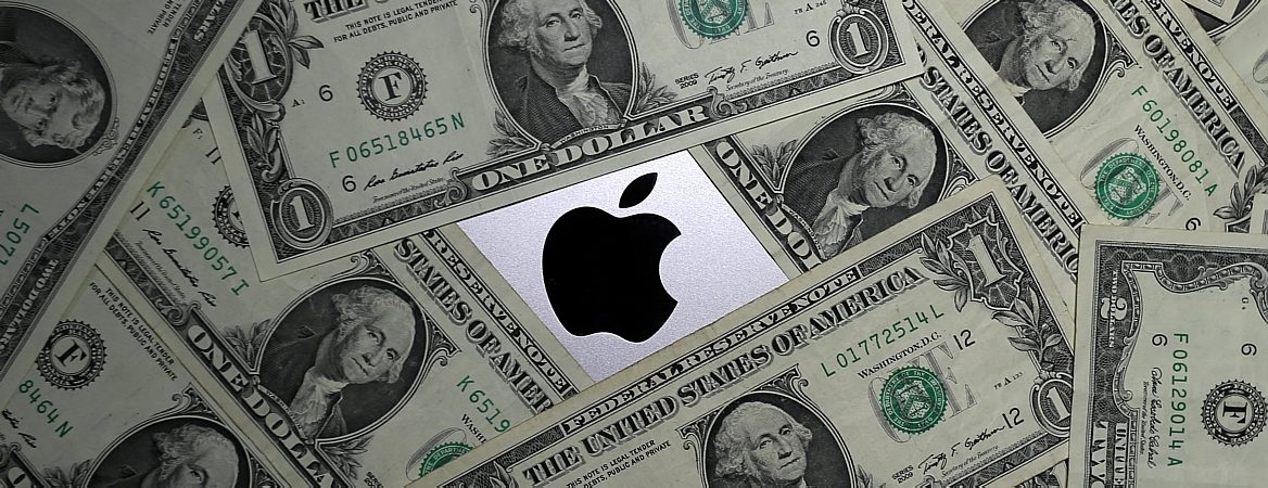 Logotipo da Apple, com a famosa maçã mordida, está rodeado por notas de dólares