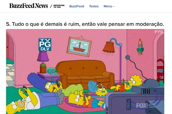 Imagem mostra a família Simpsons no chão, cada um mexendo no seu celular