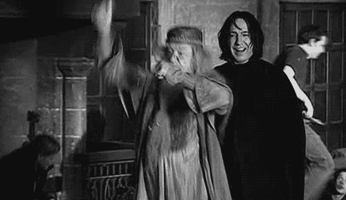 Em frente a uma parede nas filmagens do filme, Dumbledore dança. Snape, ao seu lado, ri da situação. No fundo da cena, um contrarregra caminha sem perceber a cena. 