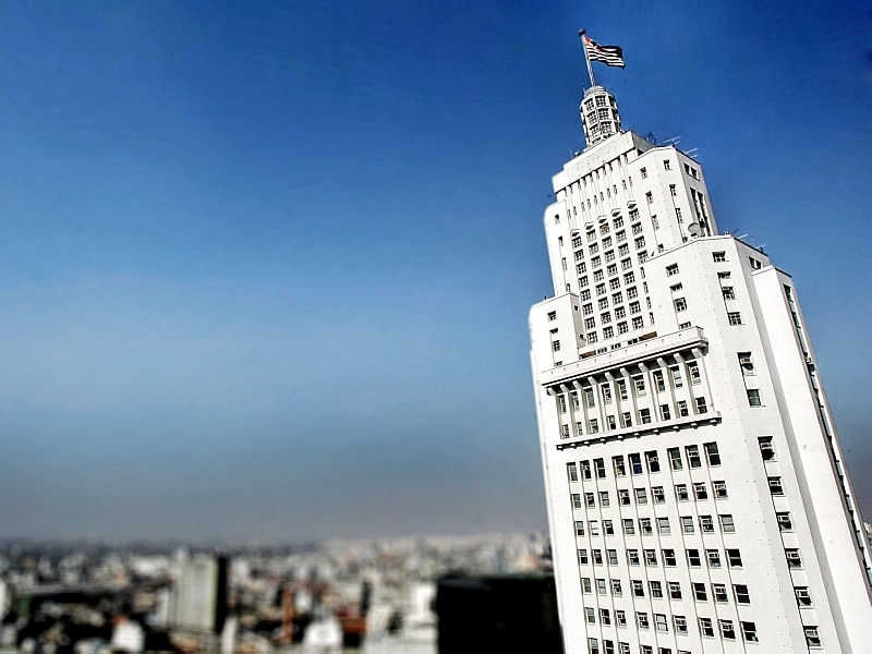 Prédio da prefeitura de São Paulo está à direita da foto, em destaque, com cidade ao fundo, no horizonte