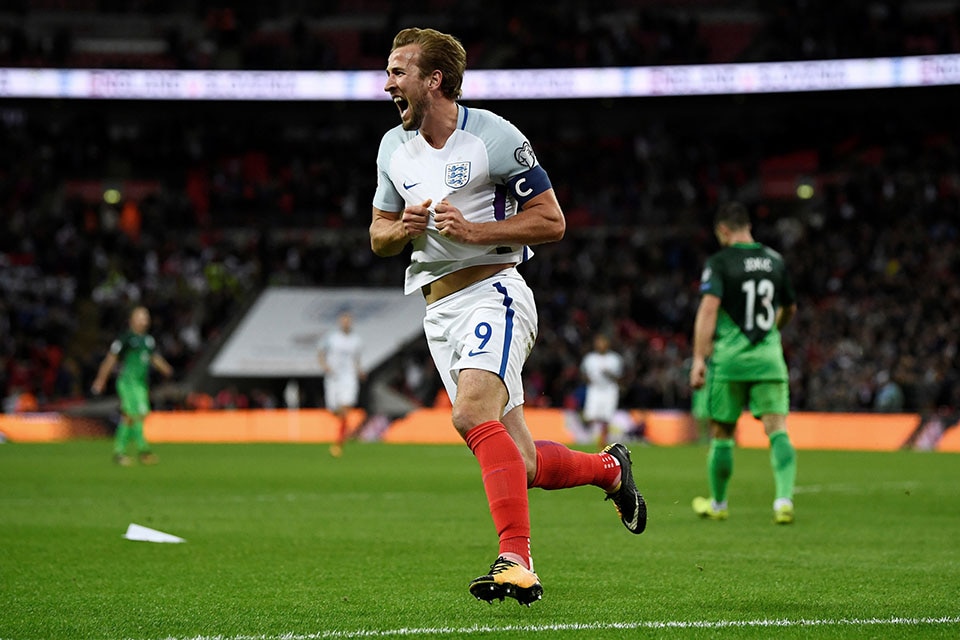 Harry Kane da Inglaterra disputa a bola com jogadores do Panama realizada  neste domingo, 24, no