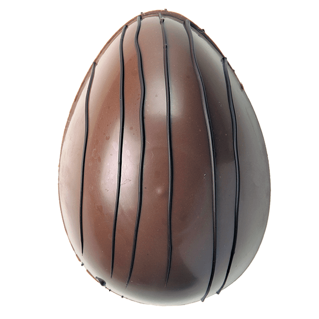 A casca brilhante e bem decorada impressiona, mas o melhor deste ovo é o praliné, muito delicado. Um chocolate para comer devagarinho, desfrutando de cada pedaço.