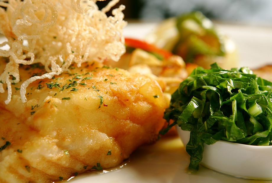 Bacalhau frito com cebolada, pimentões e couve mineira