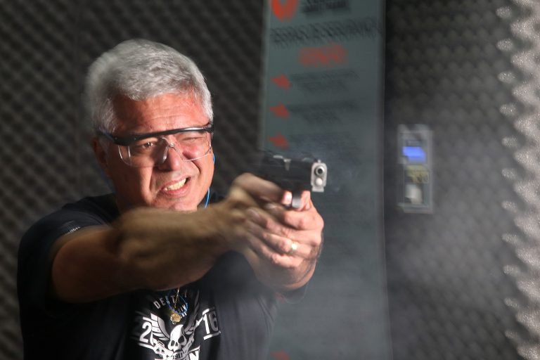Major Olímpio atira com pistola calibre 380   Hélvio Romero / Estadão