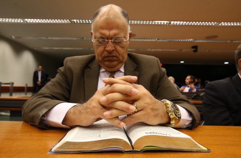 O deputado pastor Eurico com sua Bíblia no plenário da ala das comissões  Dida Sampaio / Estadão
