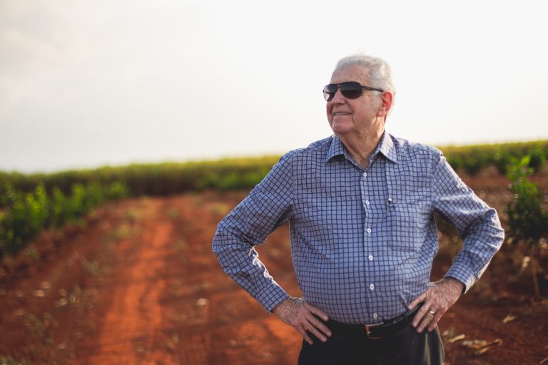 Nelson Marquezelli em sua Fazenda Campo Alegre, na plantação de laranja pera rio em Pirassununga Valéria Gonçalvez / Estadão