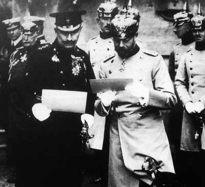  O rei George V (dir.) e o kaiser Guilher II (esq.)