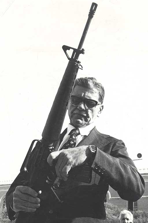 O coronel Erasmo Dias testa um fuzil M-16 no quartel da Rota