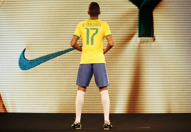Glad spade Puzzled Seleção brasileira apresenta uniforme para Copa de 2014 - Esportes - Estadão