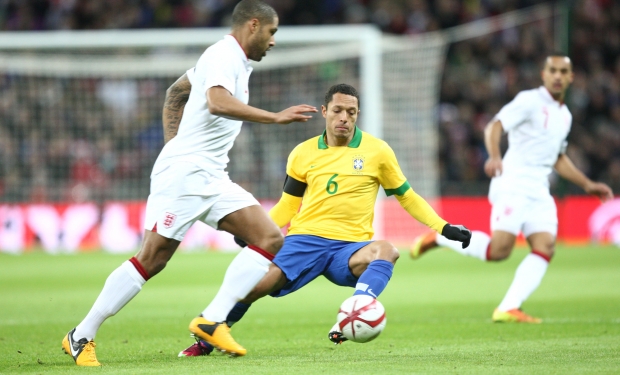Escolha o melhor lateral-esquerdo para a seleção brasileira ideal